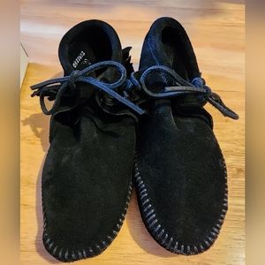 Ladies size 7 Minnetonka moccasins black